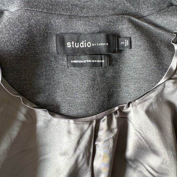 Women’s Studio by Torrid Blazer  Size 3 22/24 Color Gray - Picture 6 of 9
